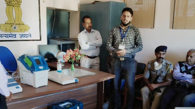 Solan: Information about EVM and VVPAT given to people at polling stations