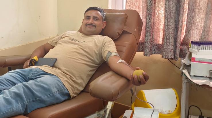 Hamirpur: Blood donor is real life donor - Dr Pushpendra Verma Fan Club