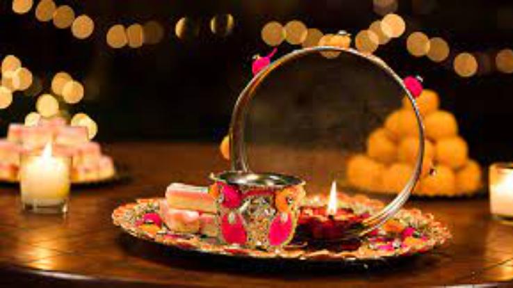 Banjar: The festival of Karvachauth was celebrated with great pomp even due to the adverse weather