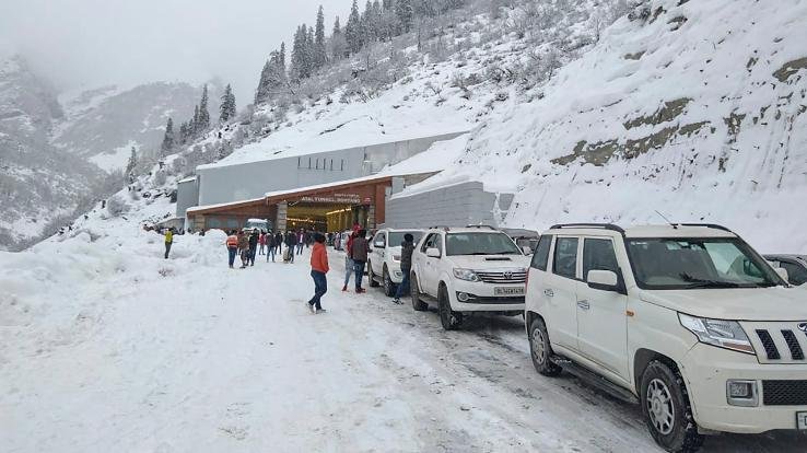 Snowfall: 26 and a half tourists from West Bengal stuck in Jalori Pass for three hours