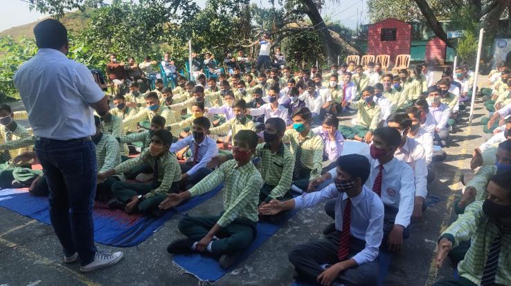 Hamirpur: Students get emotional after remembering their parents in positive change program