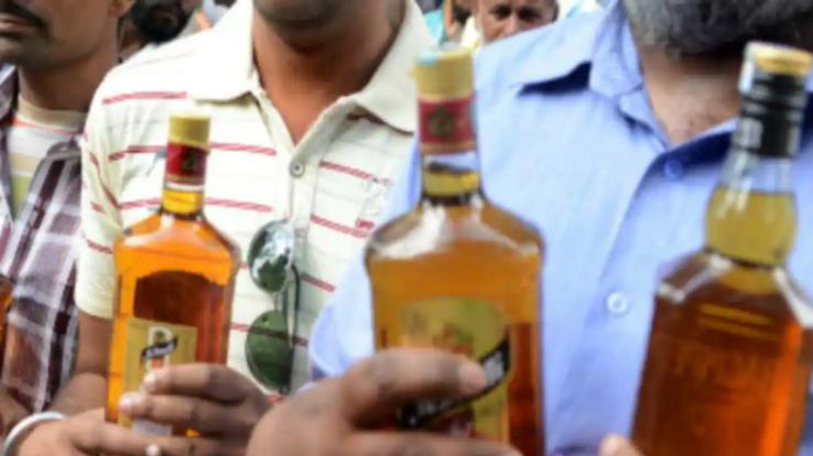 Rajgarh: Police recovered two boxes of illegal liquor from Dhaba