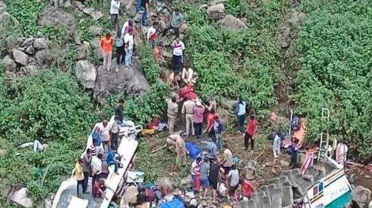 A painful accident happened in Uttarakhand, the bus fell into the ditch, 11 people died so far