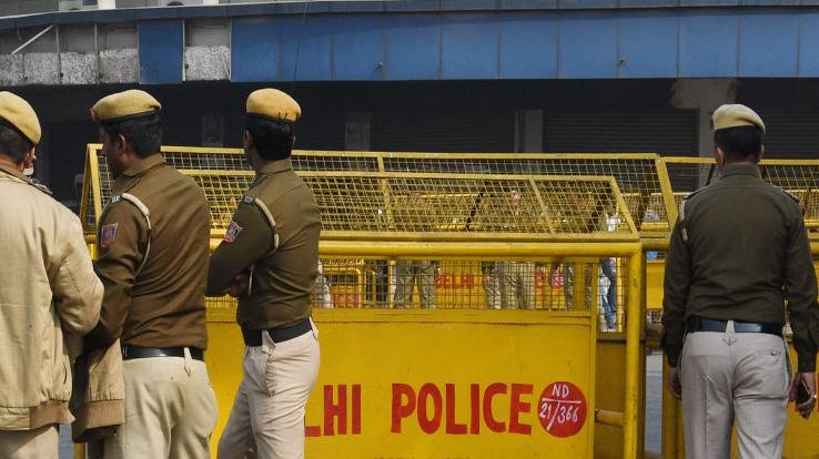 Strict action will be taken against those selling or bursting crackers in Delhi