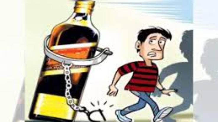 Dehra: Police caught 12 bottles of country liquor during patrol