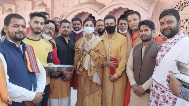 Film actress Shilpa Shetty along with family got her new head in mother Jwalamukhi