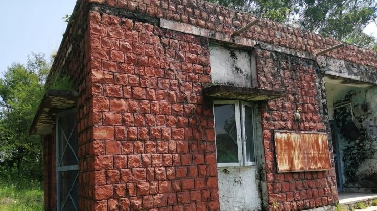 रक्कड़: चौली मे चल रहे प्राथमिक स्वास्थ्य केंद्र की सरकारी इमारत में पड़ी दरारें