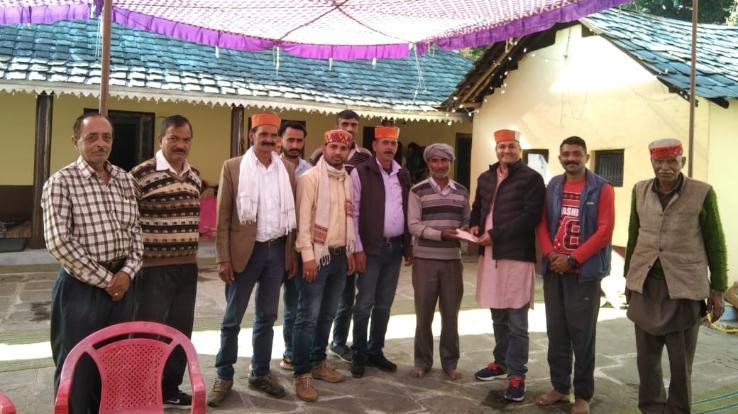 जसवां-परागपुर : समाजसेवी मुकेश ठाकुर ने लड़कियों की शादी के लिए दिया शगुन, कलोहा में बच्चों को बांटी किताबें