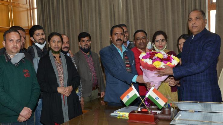 Shimla: Newly elected office bearers of Class IV Association met the Chief Minister