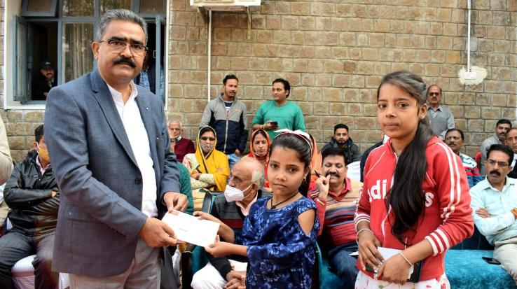 Kangra: Industries Minister distributed 78 lakh aid checks to 241 beneficiaries in Paragpur
