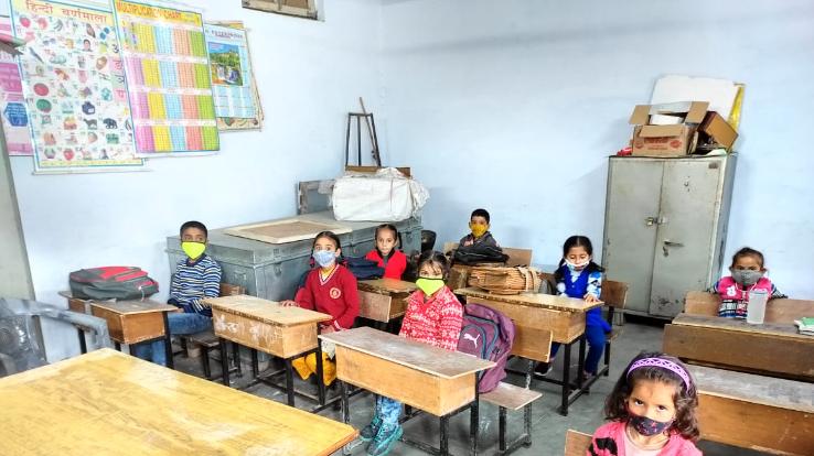 Kangra: First and second class students reached school in Dadasiba