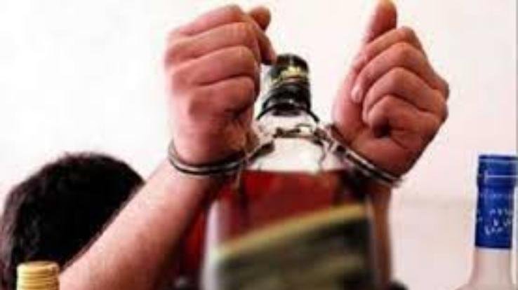 Dehra: Police caught country liquor during patrol in Bari