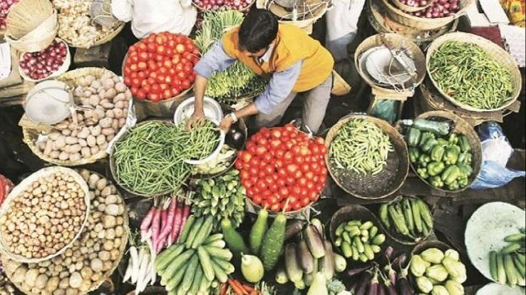 Common man upset due to rising tomato and vegetable prices