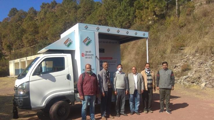 Solan: Assistant Electoral Registration Officer flagged off voter awareness vehicle
