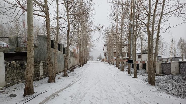 Himachal Pradesh: Snowfall begins in Lahaul-Spiti, temperature drops