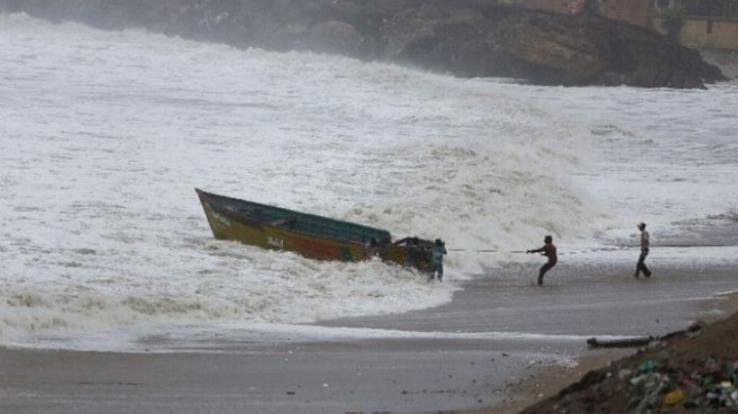 13-15 boats sunk in sea due to heavy rains in Gujarat, many fishermen missing