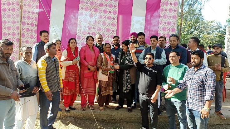 इन्दौरा:- सोशल मीडिया पर वीडियो वायरल होने के बाद प्रधान रानी देवी ने कहा धोके से पहनाया हार 