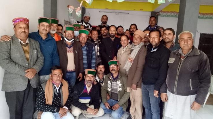 दाड़लाघाट:- कांग्रेस अर्की के अध्यक्ष सतीश कश्यप ने आगामी चुनावो को लेकर की बैठक 