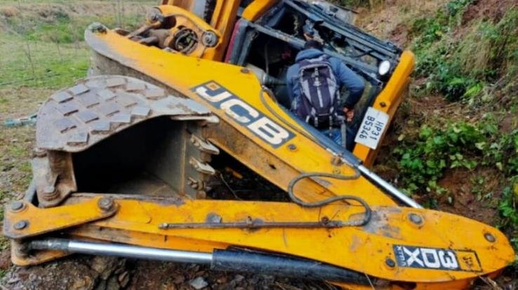 JCB crashed into a ditch in Karsog, driver dies