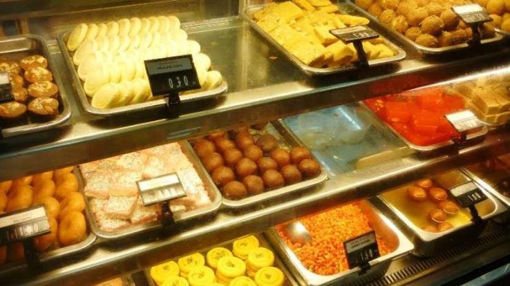 Jwalamukhi: Argument between sweet seller and customer over weighing sweets with box