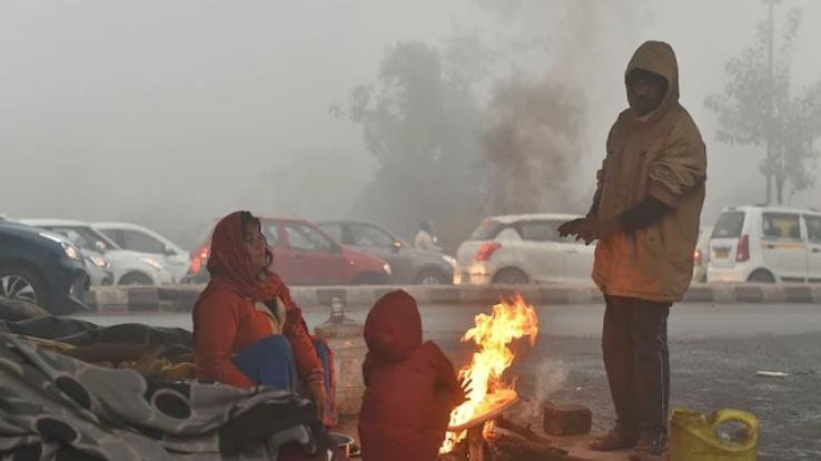 Shivering cold knocked with fog in North India including capital Delhi