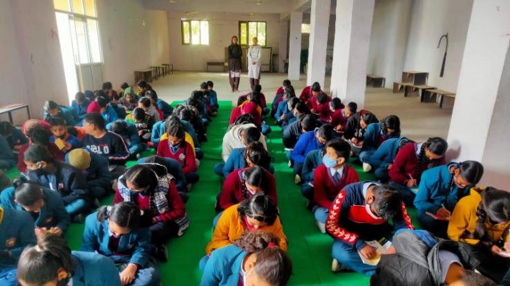 Arki: Students of Lakshya Convent School, Manjyat participated in the postcard campaign