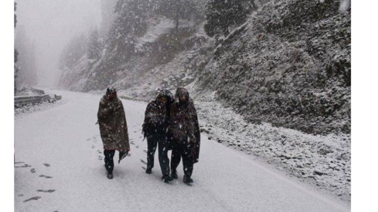 Whole North India in the grip of cold wave, snowfall started on the mountains, the temperature reached minus somewhere