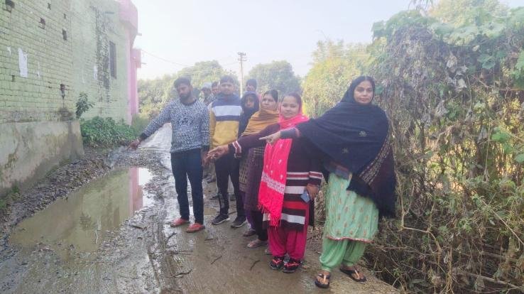इंदौरा : राजाखासा गाँव में मुख्य रास्ते के हाल बेहाल, विभाग की अनदेखी से लोग नरकीय जीवन जीने को हुए मज़बूर