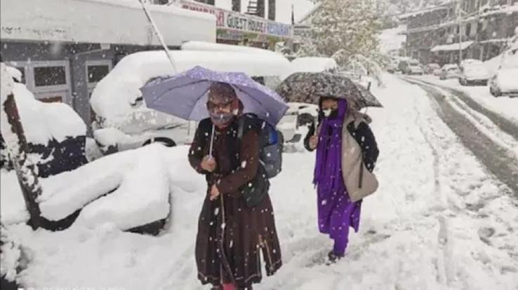 Many states including the country's capital Delhi in the grip of severe cold, there is a possibility of snowfall in Himachal