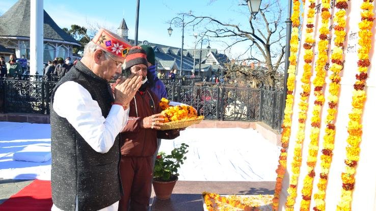 Shimla: Governor and Chief Minister pay floral tribute to former Prime Minister Atal Bihari Vajpayee