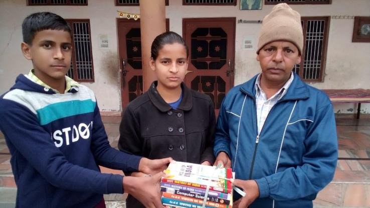 Kangra: Social worker Mukesh Thakur presented books to children