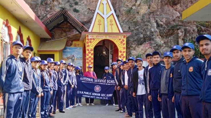 Kunihar: NSS volunteers of SVN school offer prayers at Shiva cave temple