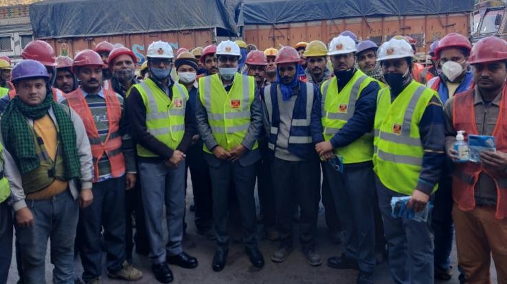 Dadlaghat: Masks distributed to truck drivers