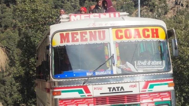 संगड़ाह : छत पर सवारियां ले जा रही निजी बस का 14,500 का चालान, बिना लाइसेंस परिचालक पर भी कार्यवाही 