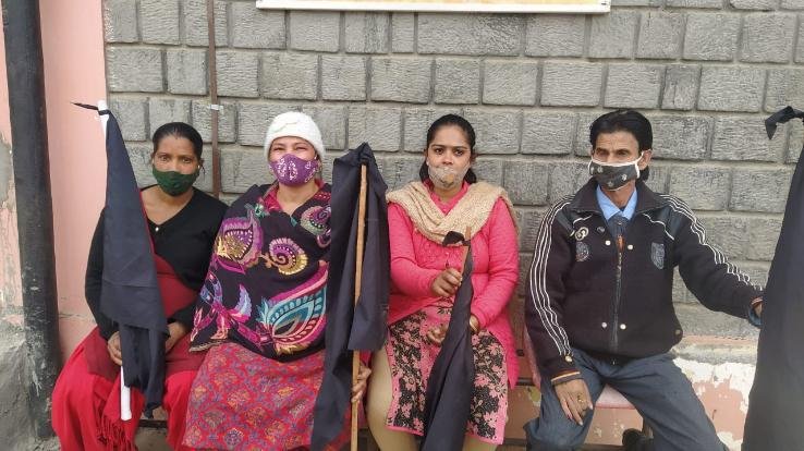 ज्वालामुखी:सफाई कर्मचारियों ने काले झंडों के साथ किया रोष व्यक्त 