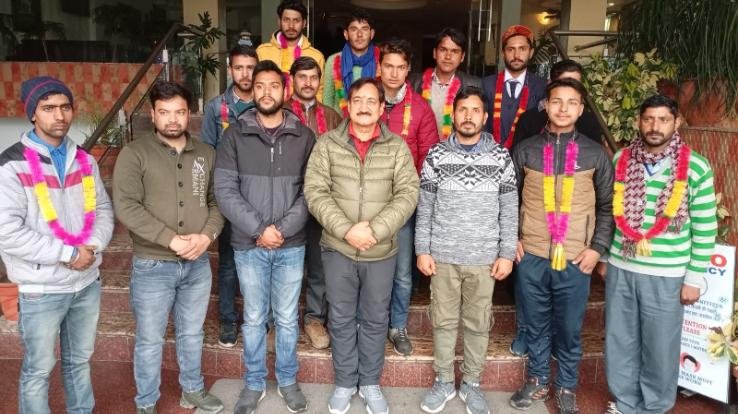 Mandi: 11 families left BJP and joined Congress