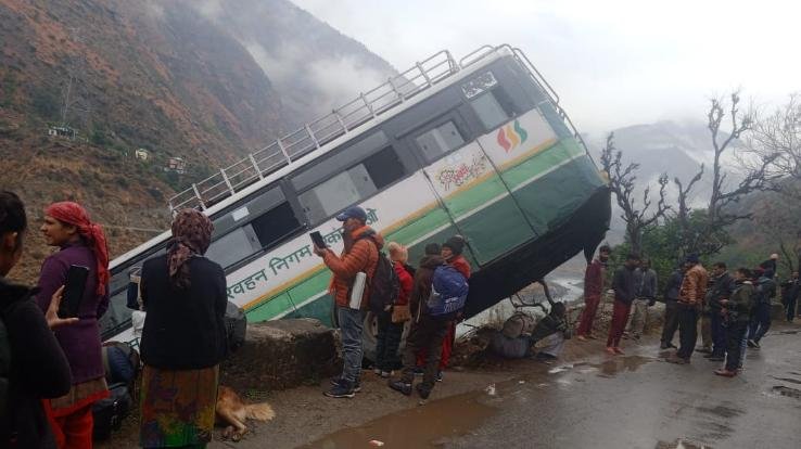 रामपुर : बड़ा बस हादसा टला, सभी सवारी सुरक्षित 