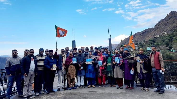 दाड़लाघाट : ग्राम पंचायत बागा के करोग में अर्की के भाजपा नेता रत्न सिंह पाल ने सुनी स्थानीय लोगों की समस्याएं