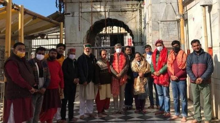 ज्वालामुखी: मंडी सांसद प्रतिभा सिंह एवम शिमला विधायक विक्रमादित्य सिंह ने ज्वालामुखी में नवाया शीश 