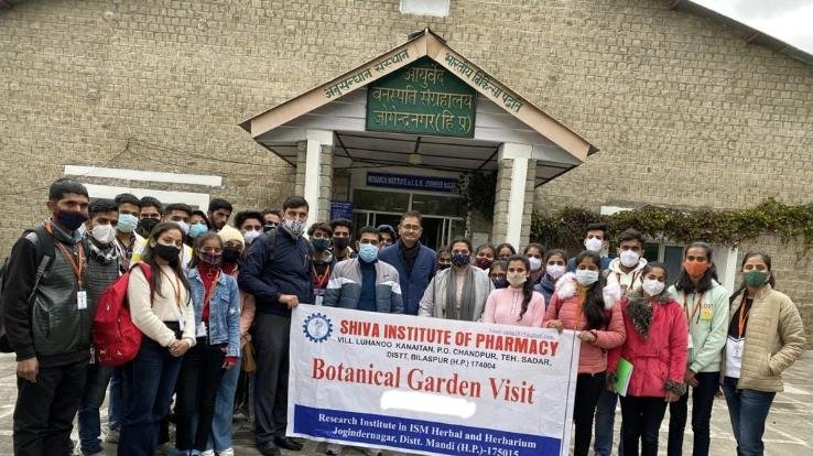जोगिन्दर नगर : बिलासपुर के फार्मेसी डिप्लोमा के छात्रों ने किया अनुसंधान संस्थान आईएसएम स्थित हर्बल गार्डन का भ्रमण