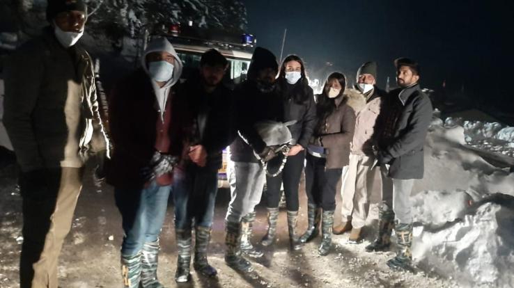 Shimla: Police rescued 6 tourists trapped in snow in Kufri