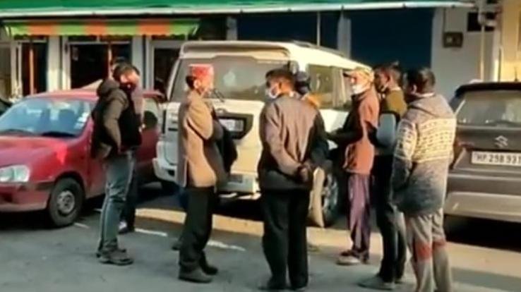 जोगिंद्रनगर : कार के गहरी खाई में लुढ़कने से महिला की मौत 