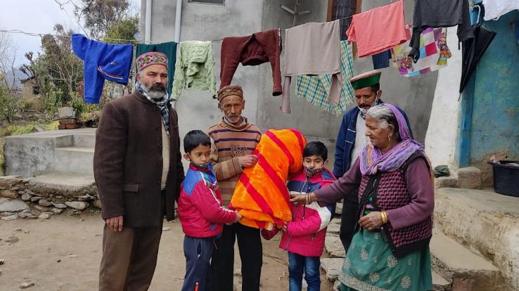 जोगिन्दर नगर : सेवा भारती कार्यकारिणी द्वारा जरूरतमंदों को वितरित किए गए 30 कंबल