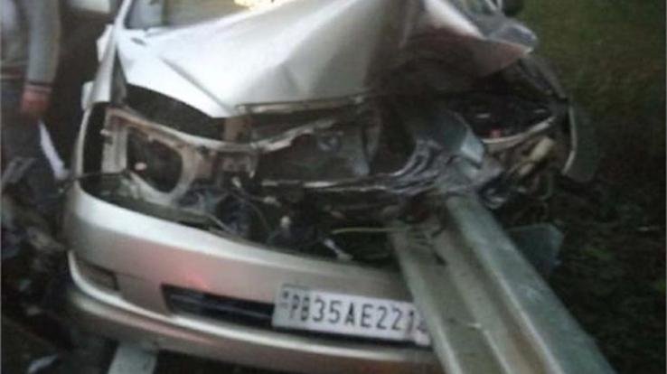 इंदौरा : इनोवा गाड़ी रेलिंग से टकराई, दो युवाओं सहित कुल तीन लोगों की मौक़े पर मौत