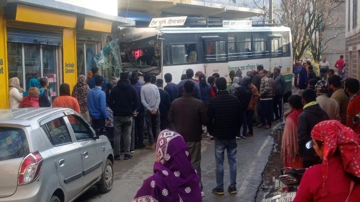 Darlaghat: Himachal Road Transport Corporation bus crashes, all passengers safe