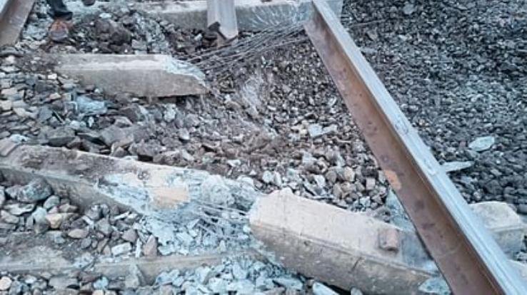 Jharkhand: Naxalites blew up railway track, movement of trains on this route stalled