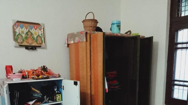 The-couple-went-out-of-the-house-for-treatment-the-thieves-cleaned-their-hands
