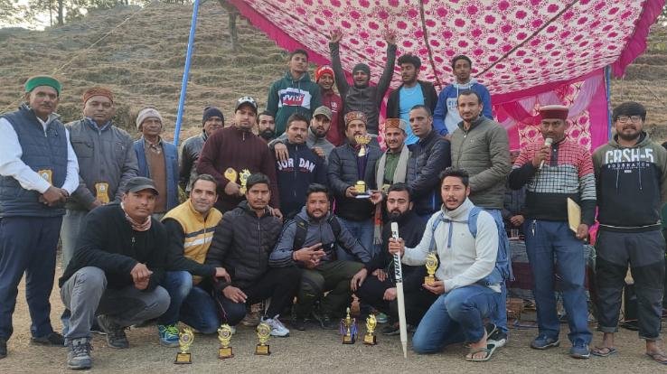 जोगिन्दर नगर : जिमजिमा की टीम ने जीती क्रिकेट ट्रॉफी