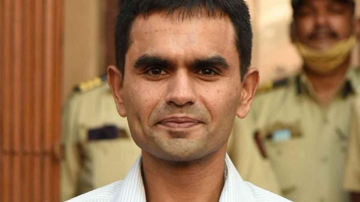 Former zonal director of Mumbai NCB Sameer Wankhede got a big setback, Wankhede hotel and bar license canceled