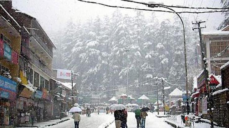 Snowfall continues in Banjar Valley for the second day in Puri Valley. in the snow